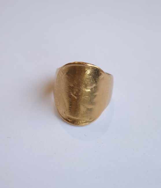BAGUE type chevalière en or (750) avec pièce...