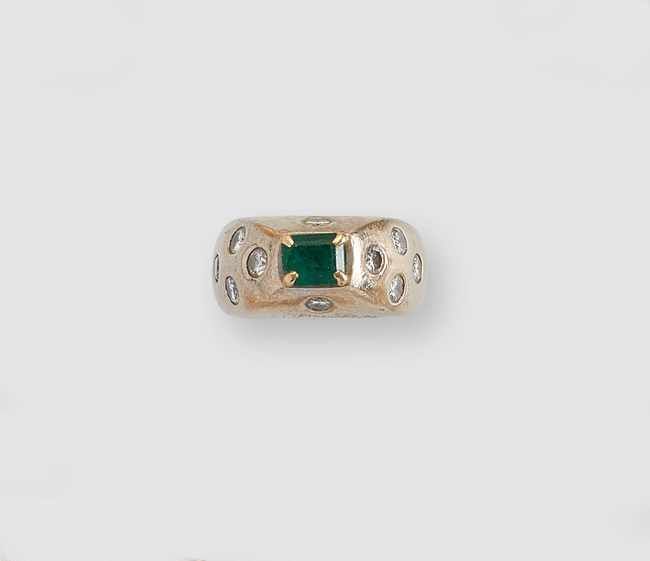 BAGUE dôme, en or gris (750), ornée d'une...