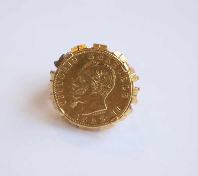 BAGUE en or (750) ornée d'une pièce de 20...