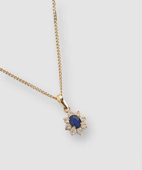 CHAÎNE en or (750) et un PENDENTIF type marguerite...