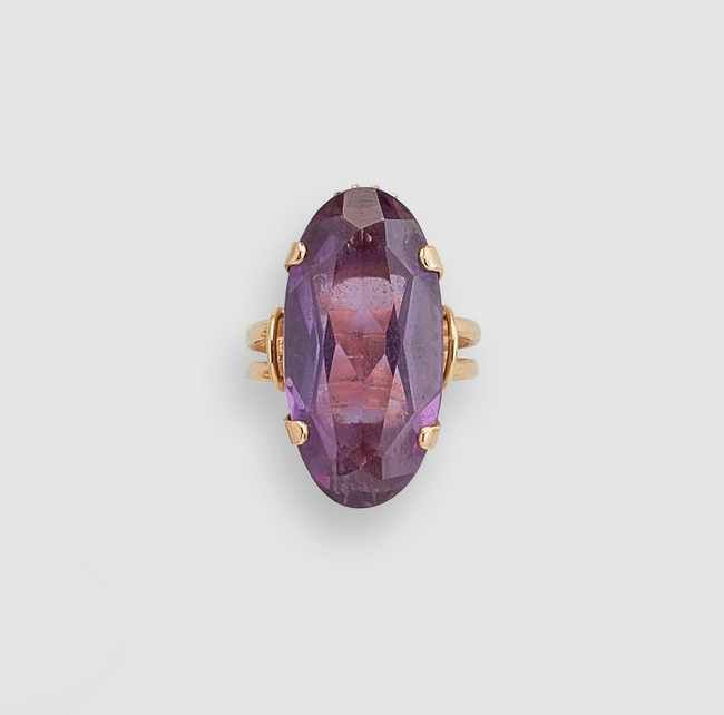 BAGUE en or (750) sertie d'une grande améthyste...