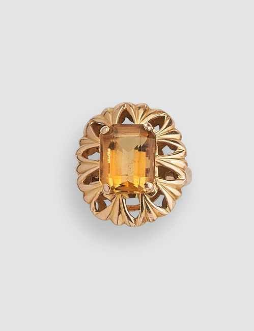 BAGUE en or (750) stylisant une fleur ornée...