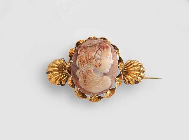 BROCHE en or (750) ornée d’un camée agate...