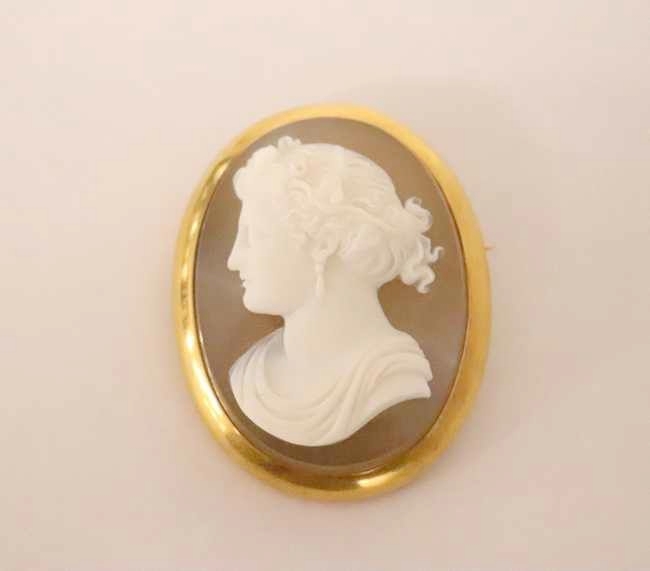 ANCIENNE BROCHE en or (750) ornée d’un camée...