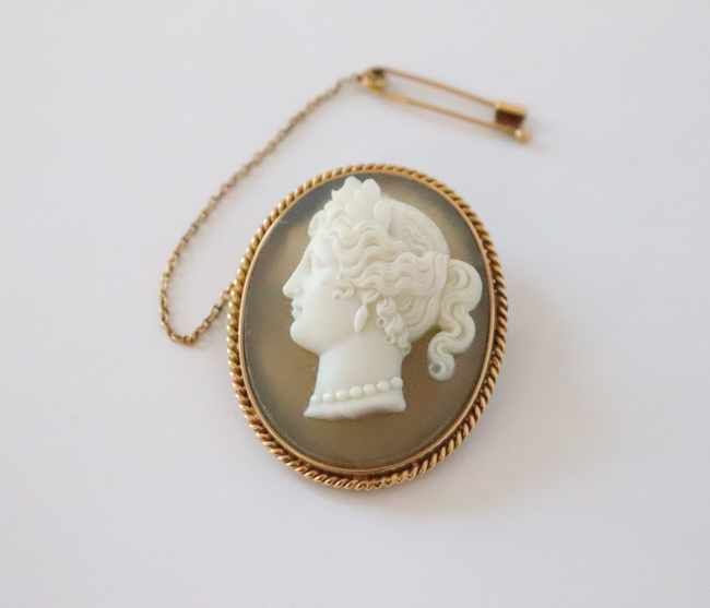 BROCHE en or (750) ornée d’un camée « Jeune...