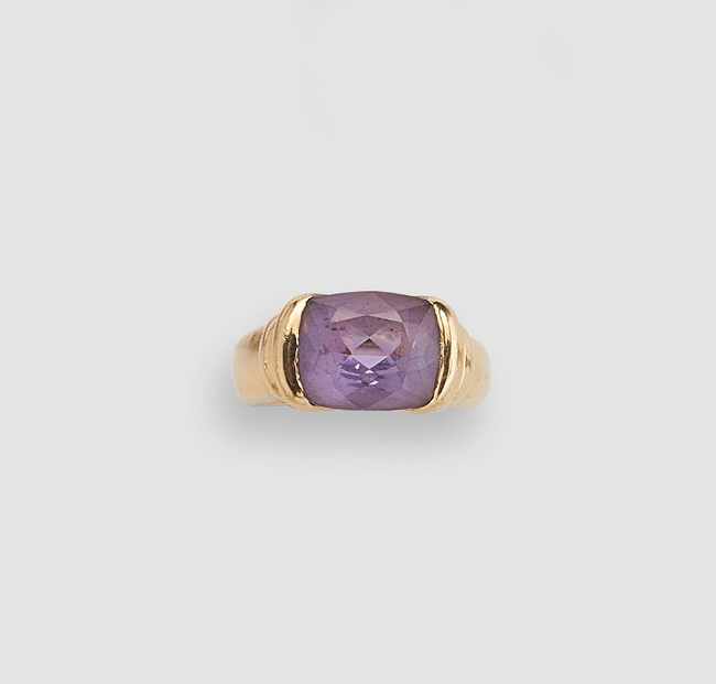 BAGUE jonc en or (750) ornée d'une amethyste...