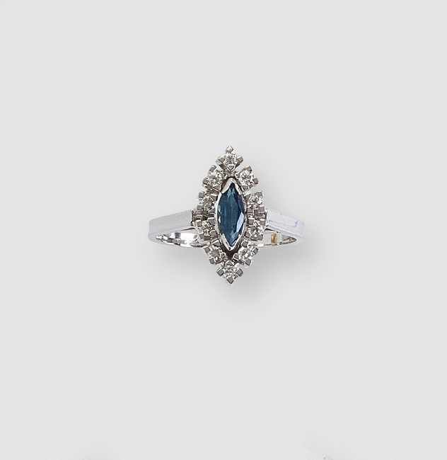 BAGUE MARQUISE en or gris (750) et platine...