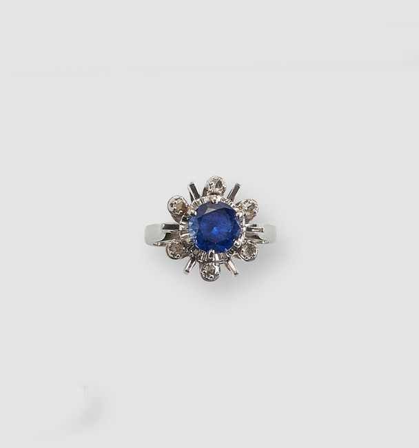 BAGUE en or gris (750) et platine (950) centrée...