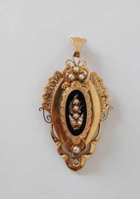 GRAND PENDENTIF pouvant formé broche en or...
