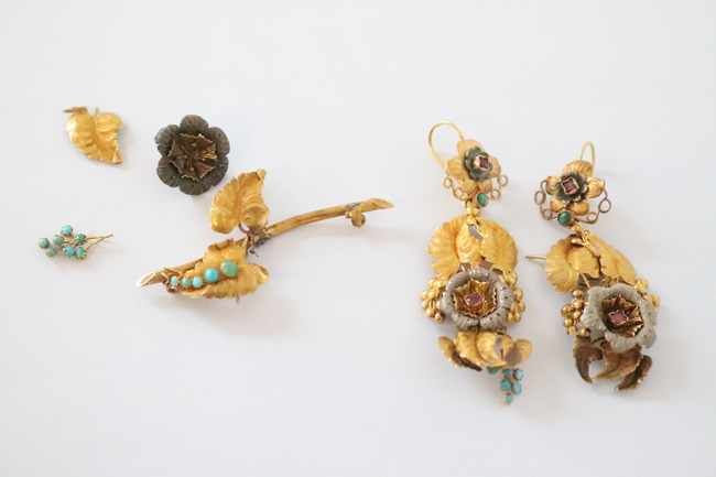 PARURE en ors de couleurs (750), comprenant...