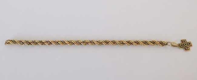 BRACELET en or jaune (750) tressé et une...