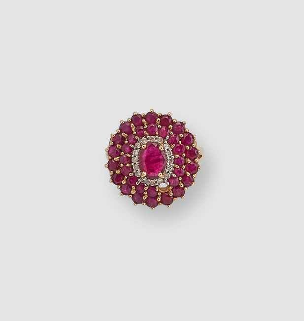BAGUE FLEUR en or jaune (750) sertie de rubis...