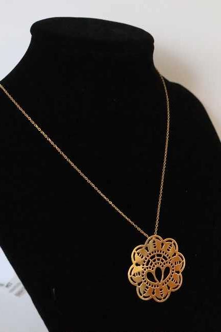 CHAÎNE en or jaune (750) et PENDENTIF rosace...