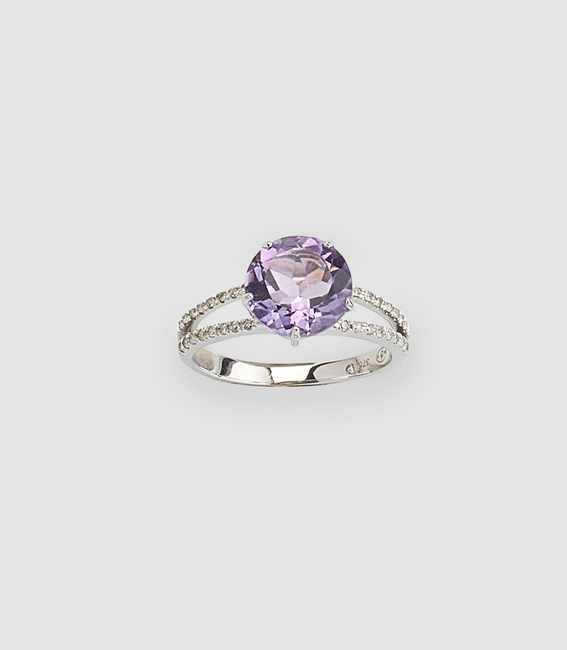 BAGUE en or gris (375) sertie d'une améthysthe...