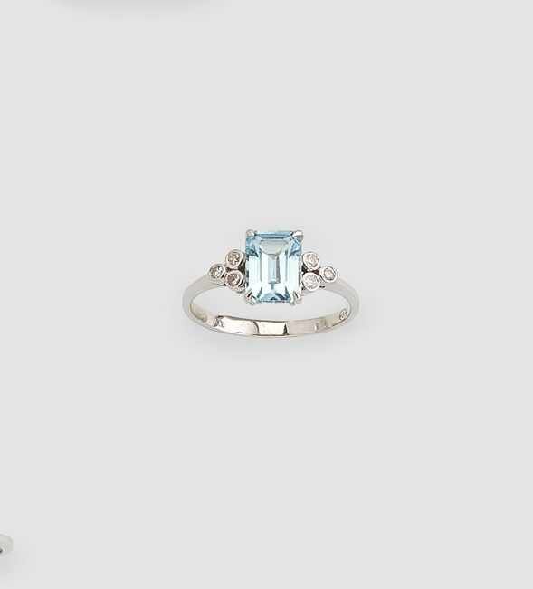BAGUE en or gris (375) sertie d'une topaze...