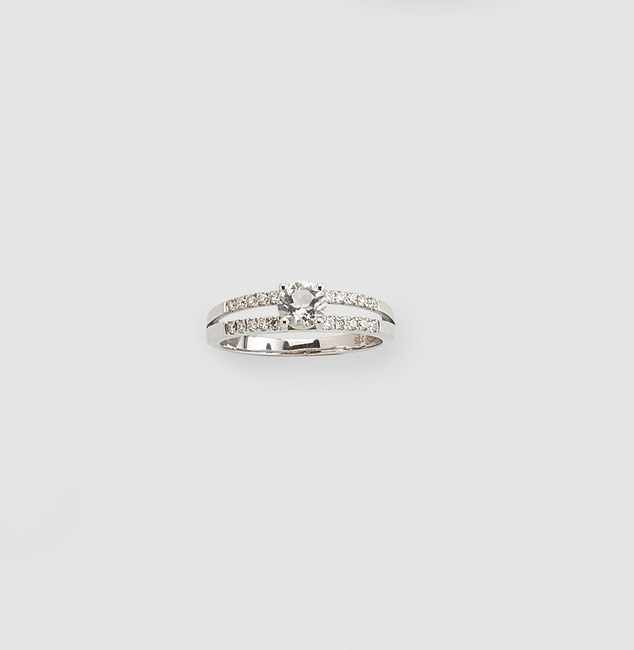 BAGUE en or gris (375) sertie d'une topaze...