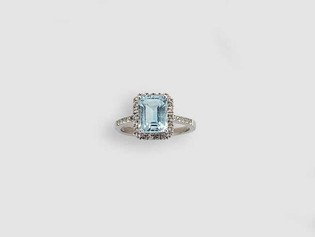 BAGUE en argent (975) sertie d'une topaze...