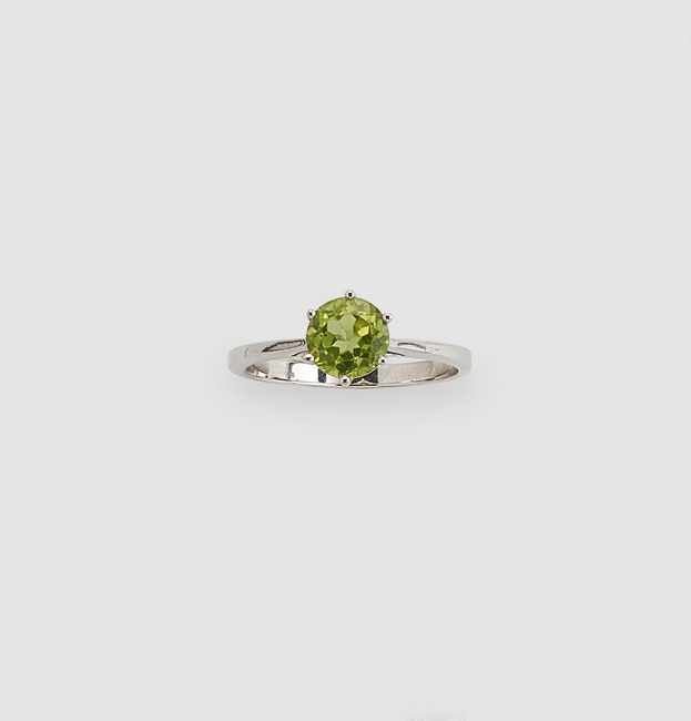 BAGUE en or gris (375) sertie d'un péridot...