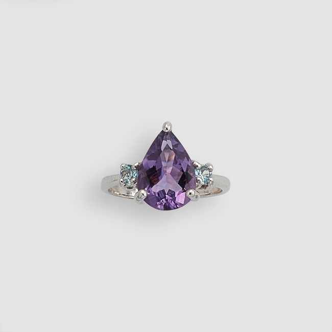 BAGUE en argent (925) sertie d'une amethyste...