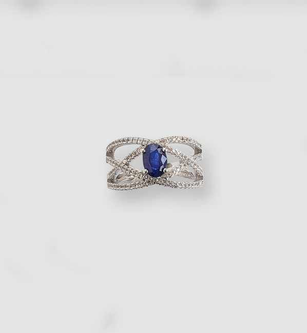 BAGUE en argent (925) sertie d'un saphir...