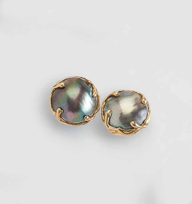 PAIRE DE BOUTONS D’OREILLES ronds en or jaune...