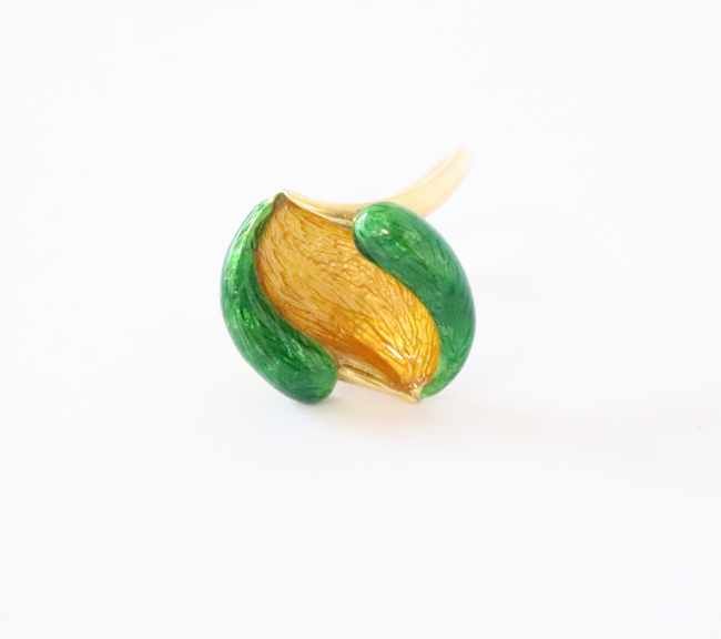 BAGUE fleur en or jaune (750) et émail v...