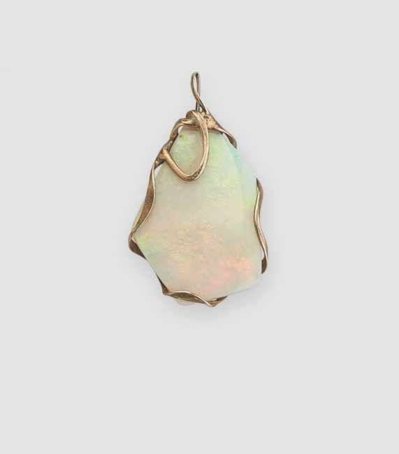 PENDENTIF en argent (925) serti d’une opale...