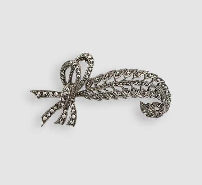 BROCHE en argent (925) en forme de plume...