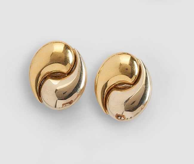 PAIRE DE BOUCLES D’OREILLES ovales torsadées...