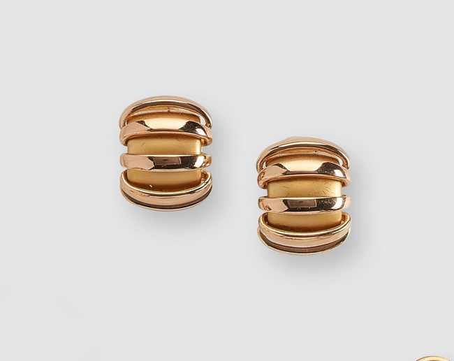 PAIRE DE BOUCLES D’OREILLES bombées en or...