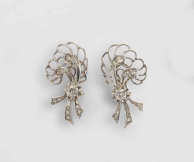 PAIRE DE BOUCLES D’OREILLES en or gris (750)...