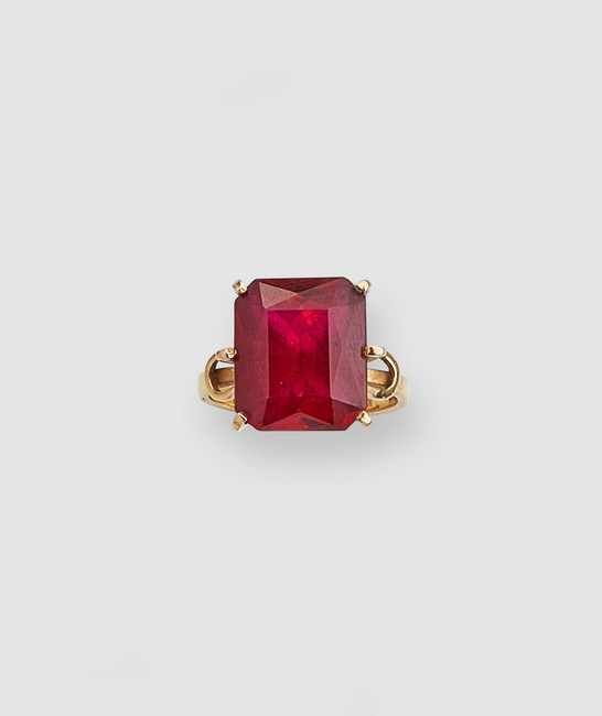 BAGUE en or (750), important rubis de synthèse...