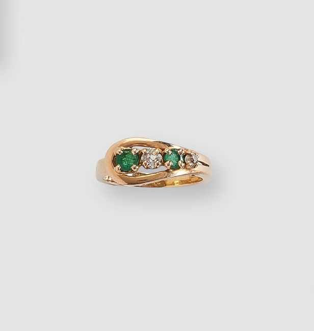 BAGUE en or (750), deux émeraudes rondes...