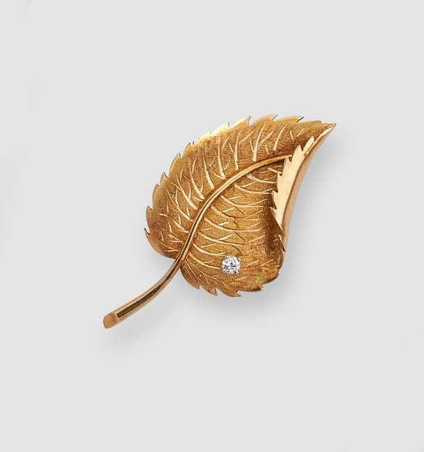 BROCHE figurant une petite feuille recourbée...