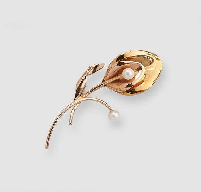 BROCHE fleurs en or (750) et deux perles...