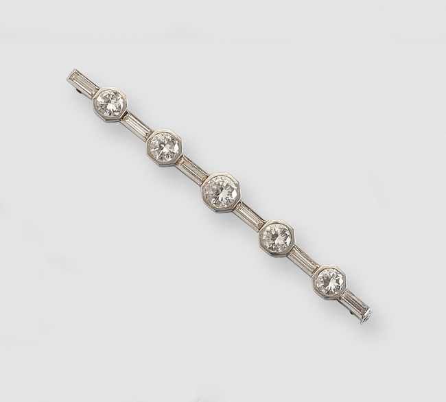 BARETTE en or gris (750) ornée de cinq diamants...