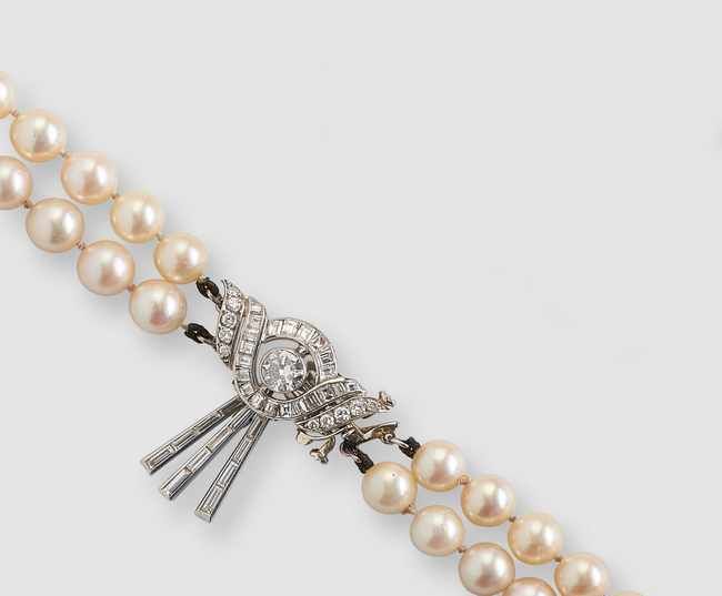COLLIER à deux rangs de perles de culture...