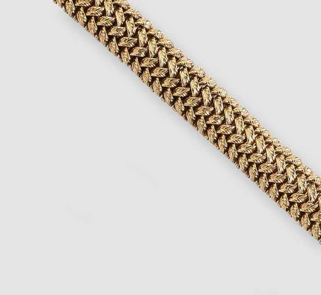 COLLIER ruban en or (750) ciselé tressé.