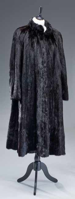 MANTEAU LONG en vison noir, fermeture à trois...