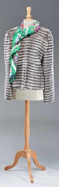 VESTE courte en lapin gris fermant par un...