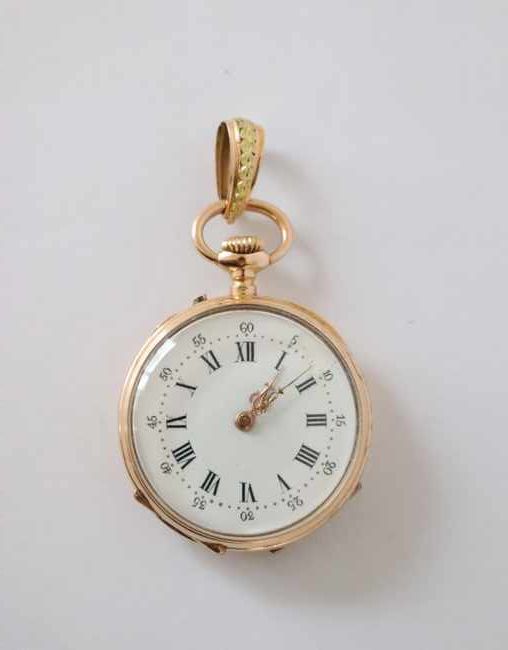 MONTRE DE COL en or (750) gravée de frises...
