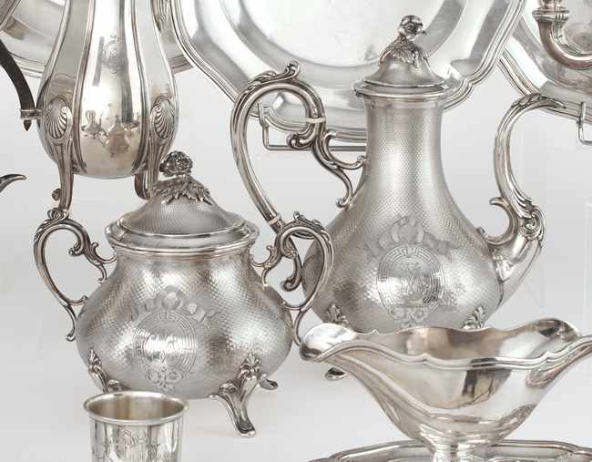 THÉHIERE et SUCRIER couverts, en argent guilloché,...