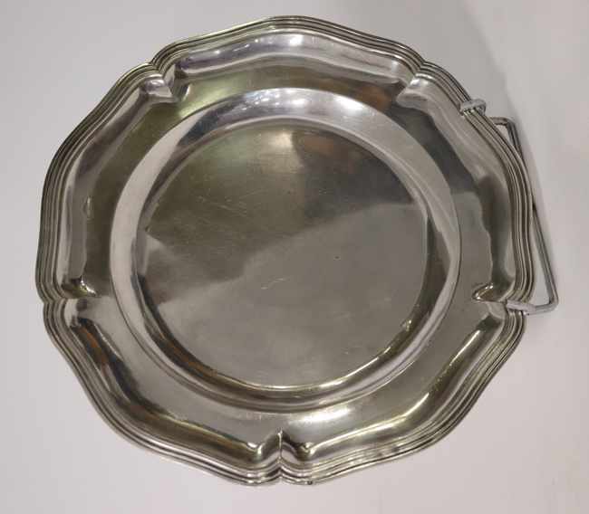 PLAT ROND chantourné en argent uni.