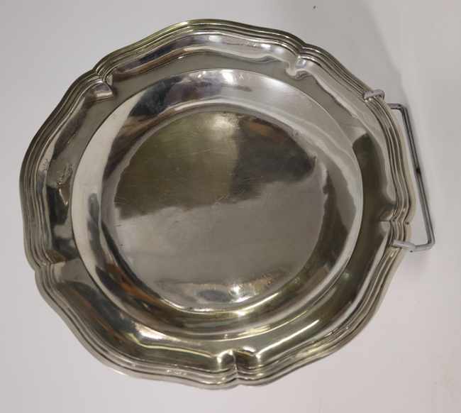 PLAT ROND chantourné en argent uni à décor...
