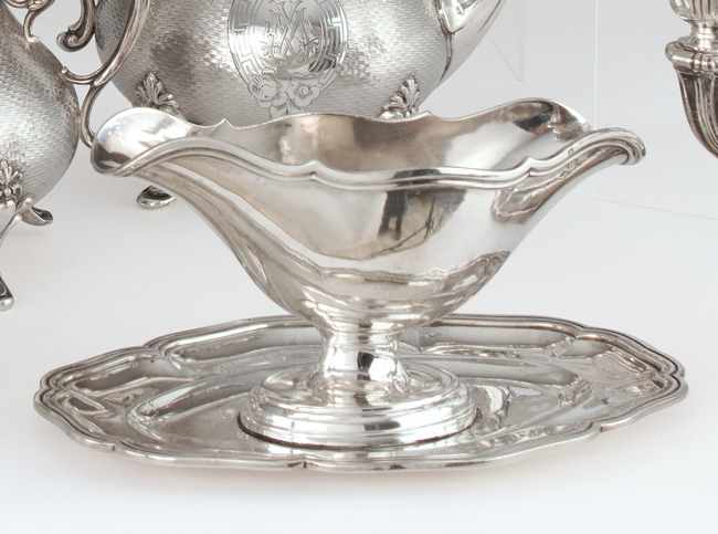 SAUCIERE double sur présentoir, en argent...