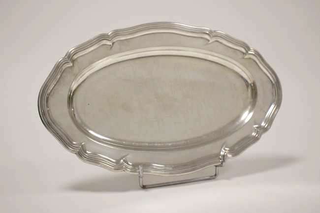 PLAT ovale en argent (800) à bordure chantournée...