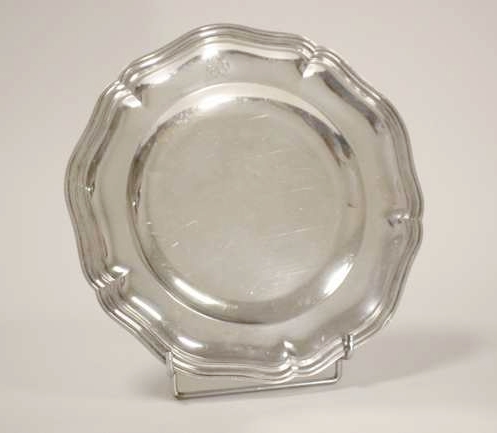 PLAT rond chantourné et fileté en argent,...