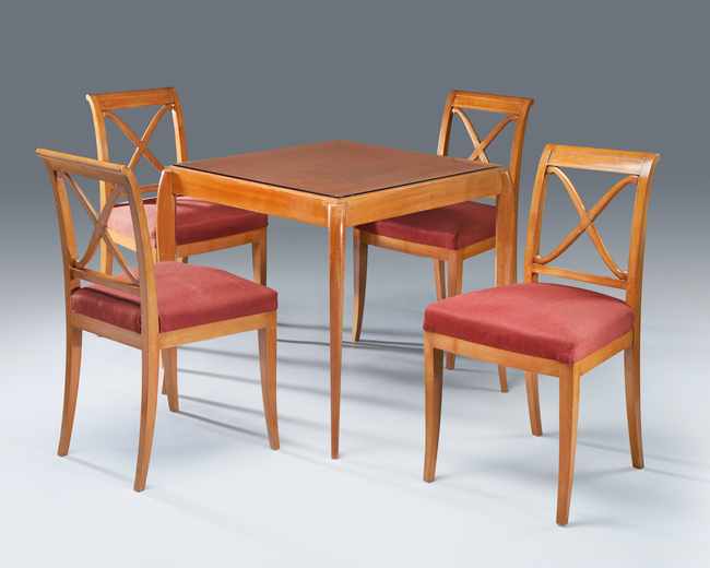 SUITE de QUATRE CHAISES et UNE TABLE DE BRIDGE...