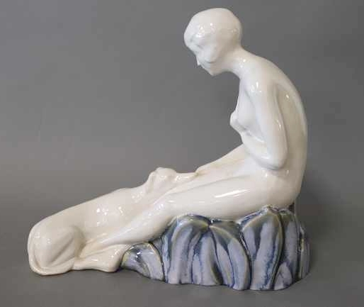 Femme assise avec lévrier