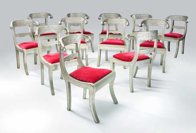 SUITE DE DOUZE CHAISES entièrement recouvertes...